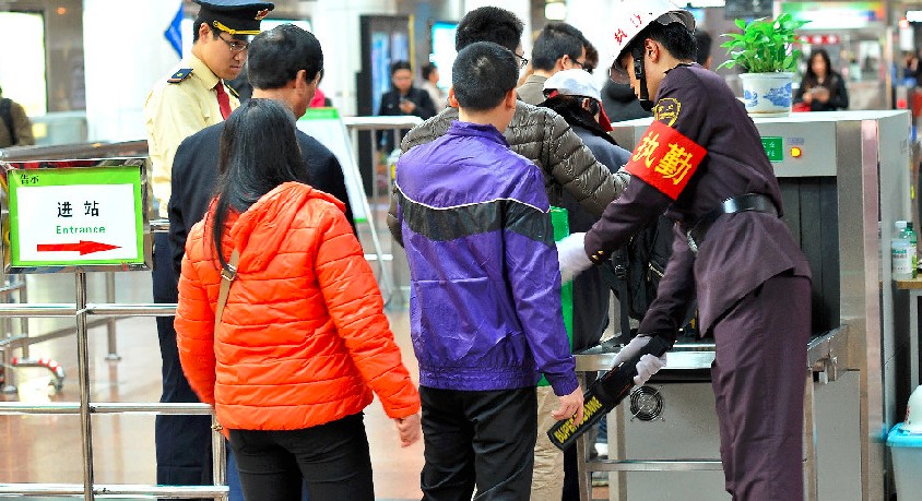 廣州地鐵站使用手持金屬探測器安檢探測圖