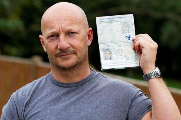 英國光頭男子拿錯護照順利通過機場安檢門通道登機[圖]