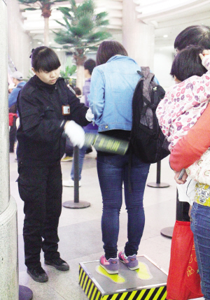 天津機(jī)場(chǎng)金屬探測(cè)器安檢工作者的一天