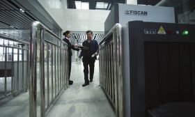 黎圫汽車站試采用金屬探測(cè)門安檢向高鐵站看齊