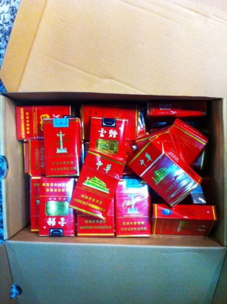 蟊賊偷30包中華煙欲飛成都過(guò)安檢門通道被查
