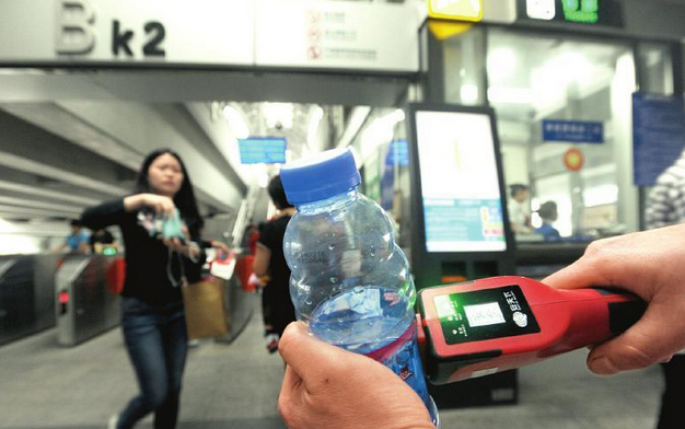 成都二環(huán)快速公交安檢采用手持液體檢測儀及防暴叉[圖]