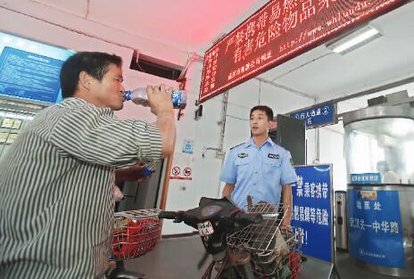 武漢關(guān)和中華路碼頭安檢門(mén)啟用[圖]