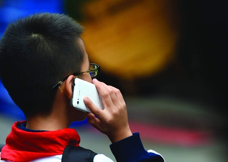 成都一學校使用金屬探測器防止學生帶手機