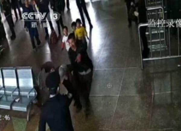 乘客不聽勸 青島車站闖關(guān)推倒安檢門[圖]