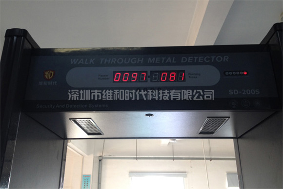 長春市安全高考過安檢門時有些小緊張