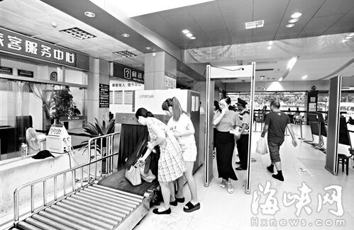 福州汽車北站增設(shè)安檢門 旅客、行李逢過必檢(組圖)