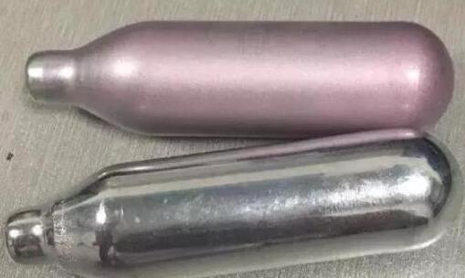 金屬探測(cè)門(mén)通道安檢發(fā)現(xiàn)17女子攜帶笑氣登機(jī)被查[圖]