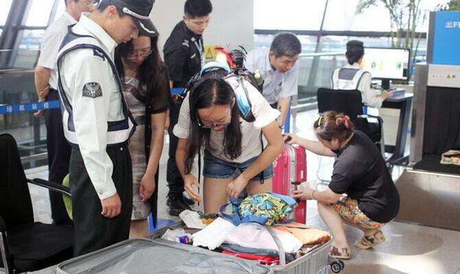 白云機(jī)場(chǎng)金屬探測(cè)安檢門(mén)通道發(fā)現(xiàn)活倉(cāng)鼠敲響警報(bào)[圖]