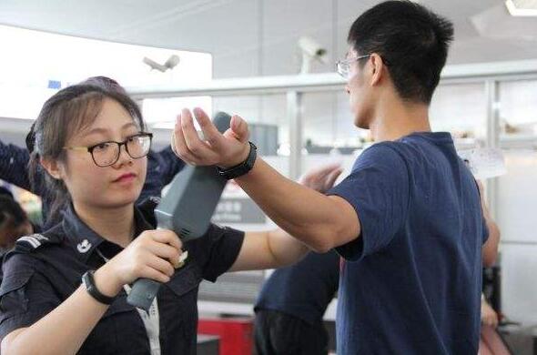 堅(jiān)守空防安全，安檢門通道工作忙！