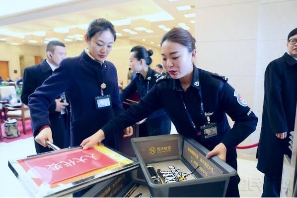 金屬探測(cè)門廠家：首都機(jī)場(chǎng)安保公司安檢員呂澤鑫為行業(yè)表率