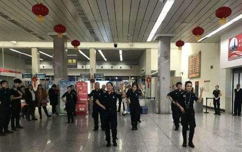 金屬探測安檢門廠家：烏機場安檢總站落實優(yōu)化管理！