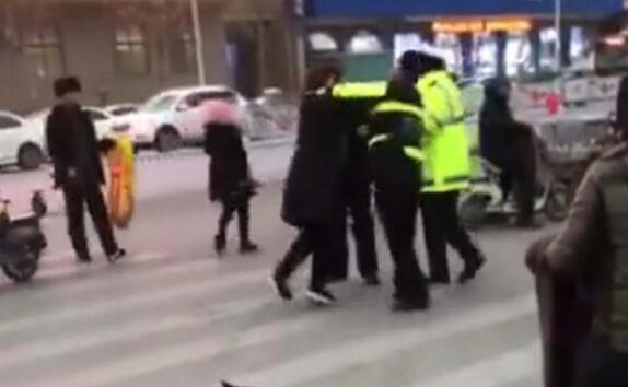 首都機場安檢門通道檢測體溫遭遇女子大鬧[圖]