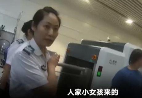 男子于火車站安檢門通道猥褻女安檢員[圖]-2.jpg