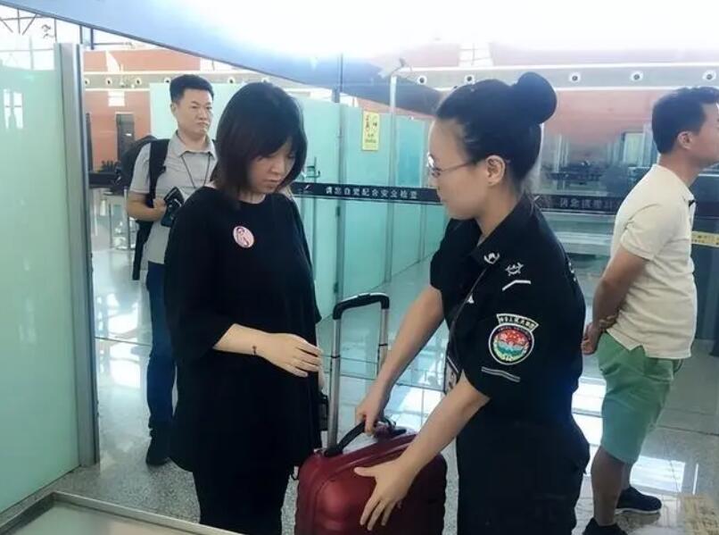 女性進(jìn)入安檢門(mén)通道時(shí)，安檢員會(huì)感到尷尬嗎？過(guò)安檢的注意事項(xiàng)-5.jpg